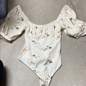 Women’s Free People cream floral bodysuit size XS Nice!